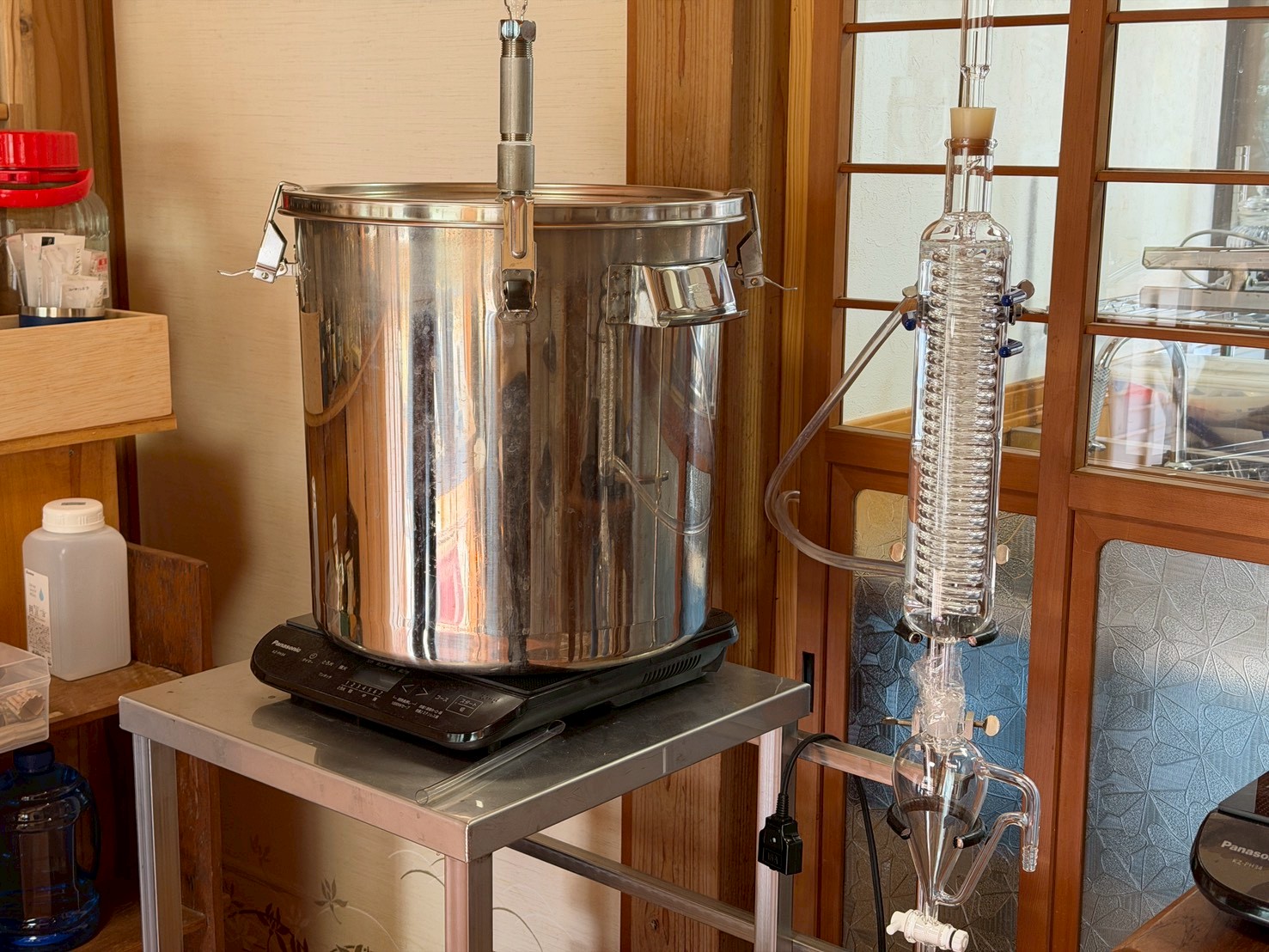 ハーブから精油や蒸留水を抽出する体験