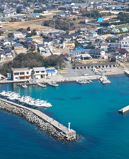 糸島の港と青い海の写真