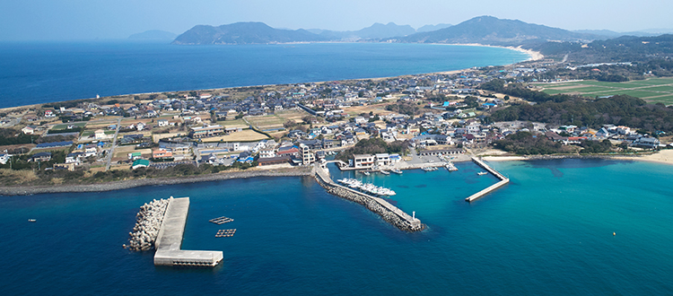 糸島の港と青い海の写真