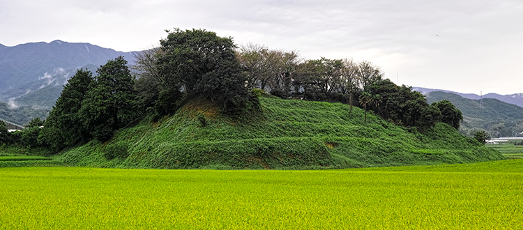 糸島の地の古墳の写真